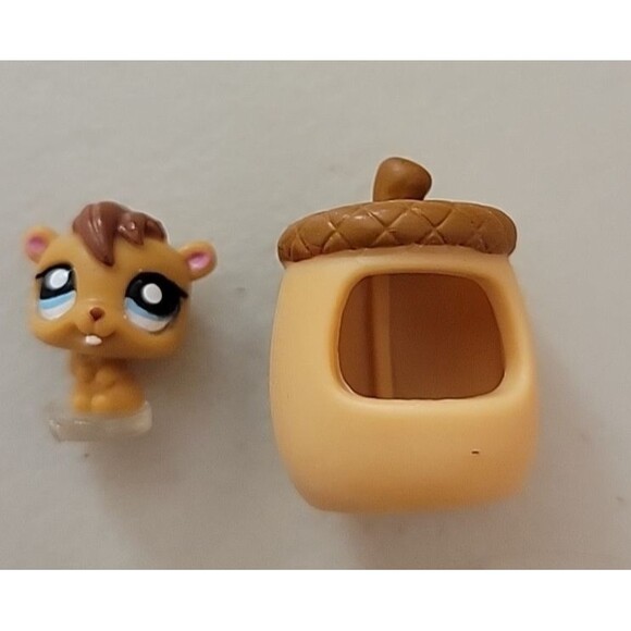 Littlest Pet Shop LPS Teeniest Tiniest Squirrel with Nut House accessory - Picture 2 of 4